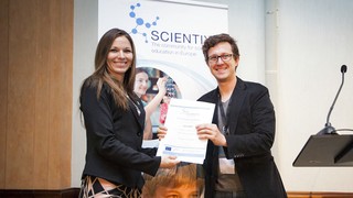 Scientix Award wordt in ontvangst genomen door Pedro Russo