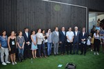 Minister van economie, Manuel Caldeira Cabral, en de burgemeester van Figueira de Castelo Rodrigo, Paulo Langrouva, met deelnemers van StixCamp 2017 tijdens de inauguratie van het Open Science Platform.