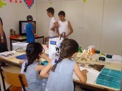 Bezoekers van de plaatselijke gemeenschap verkennen de makerspace van het Open Science Centre: Plataforma de Ciência Aberta.